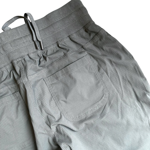 Shambhala Women's Live-In Ease Mid Rise Capri Pants Dark Grey Size Medium - Picture 10 of 16